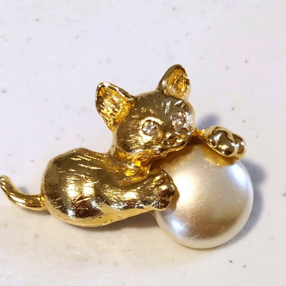 Gold-tone Cat Rhinestone Eyes Pearl Brooch